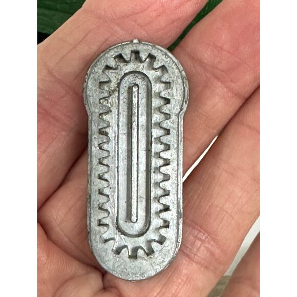 Vintage Singer Buttonholer Sewing Machine Attachment – Green Case w/ Templates - Picture 8 of 10